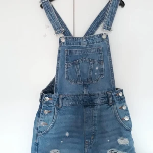 Hängselshorts i strl 36 - Sköna hängselshorts från H&M i strl 36 / S. Fint skick då de bara använts ett par gånger! 💕                  