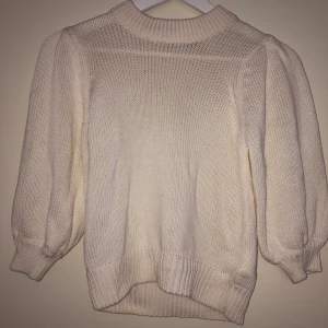Stickad tröja  - Vit stickad tröja från Gina tricot med korta armar. Aldrig använd.