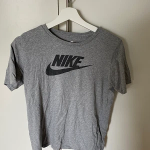 Nike T-shirt - Grå T-shirt från nike,liten i storleken Gott skick, Stl barn XL 30kr+frakt