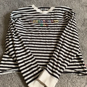 Levis long tee strl S - Fint skick, knappt använd, köpt i julas på carlings. Perfekt längd - inte som en magtröja men inte för lång heller. Nypris 300kr. 