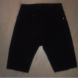 Cykelbyxor - Svarta ”cykelbyxor” i jeanstyg. Tunt tyg vilket kan vara skönt till sommaren :) står ingen Strl i men runt  34/36 (S). väldigt lite använda . Köpta här på Plick men fel Strl så väldigt bra skick. Hör av er vid frågor och annat. Först till kvarn! 