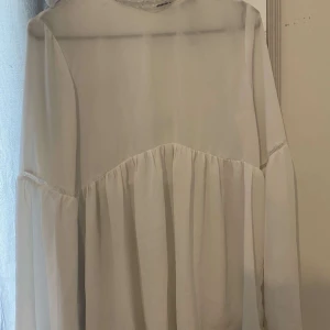 Vit blus - Fin vit blus från Bikbok, jätteskönt och luftigt material. Fina detaljer runt kragen