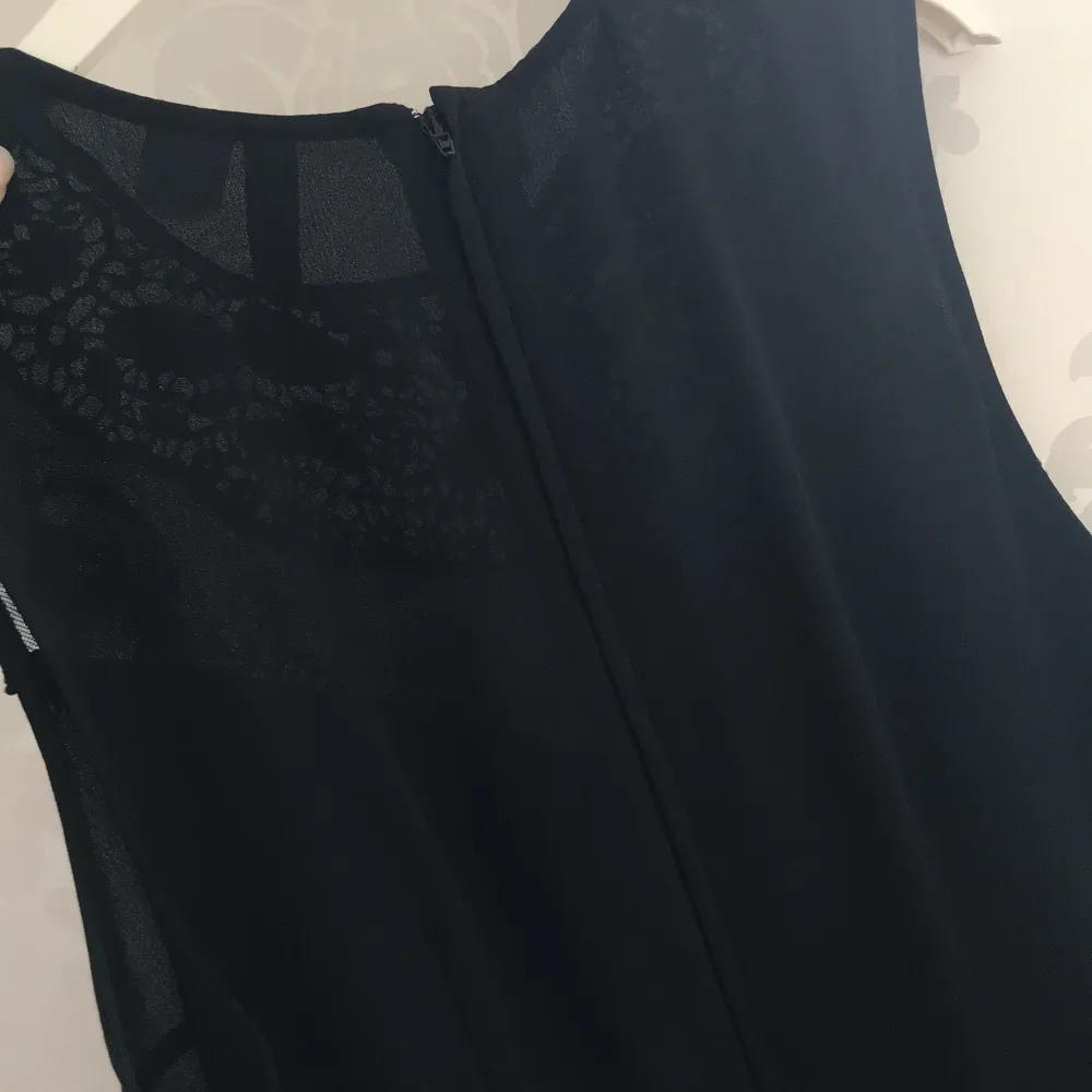 En oanvänd klänning som har spets detaljer, från H&M i storlek 36. Har dragkedja på ryggen och även ett tunnare material vid ryggen men är inte genomskinlig vid underdelen. . Klänningar.