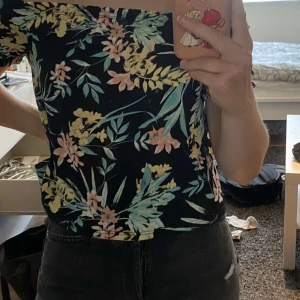 Off-shoulder blus - Jättefin svart blommig off-shoulder blus från gina tricot. Aldrig använd då den ej är min stil och har därför inga skavanker. Frakten är INTE inkluderat i priset:) 