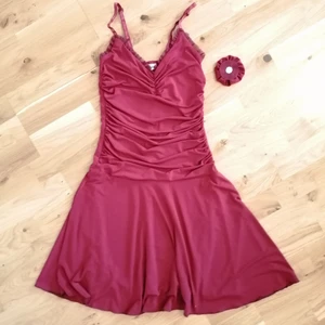 Söt klänning - Aldrig använt innan och i mycket bra skick. Blomman kan placeras på valfritt område på klänningen. Köpare står för frakten. 