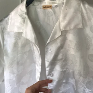 Vit sidenskjorta - Köpt på Plick men ej kommit till användning! Lite nopprig här och där men överlag fin!!🌛 Frakt ingår