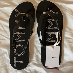 Oanvända Tommy Hilfiger  - Säljer mina helt oanvända Tommy Hilfiger Sandler. Lappen och allt är kvar. Dom köptes för 400kr men kan tyvärr inte lämna tbx dom!