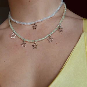 Egengjorda smycken! - Hej! Jag har tänkt att börja sälja lite smycken som jag själv har gjort! Gör mestadels halsband och armband, kan göra utefter önskemål! Elastiskt snöre eller icke! Vad du vill! Skicka ett meddelande så fixar jag:) Halsband: 59kr+frakt, armband 39kr+frakt⚡
