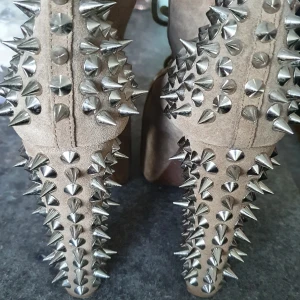 Jeffrey Campbell kängor nitar - Jeffrey Campbell kängor i färgen beige, sparsamt använda, stl.stl.38. Frakt tillkommer, finns i Linköping.