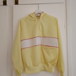 Unik hoodie - Gul hoodie från second hand. Ficka på framsidan. Väldigt bekväm. Knappt använd. Fortf bra skick. Frakt tillkommer