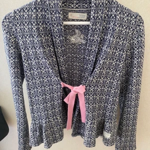 Odd Molly kofta - Säljer en nästan helt ny kofta från Odd Molly. Endast använd 2 gånger och säljs då den inte riktigt kommer till användning. En väldigt mysig och söt kofta med fint mönster. Frakt tillkommer! Pris kan diskuteras:)