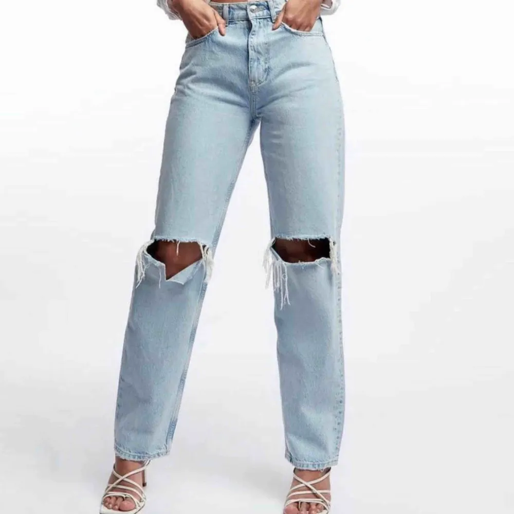 Säljer dessa snygga trendiga jeans från Gina Tricot i modellen ”90s highwaist jeans”. Byxorna är endast testade därmed finns prislappar kvar! Buda i chatten privat💜💜 Budet ligger just nu på  630kr, exklusive frakt . Jeans & Byxor.