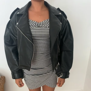 Skinnjacka  - En hipp puffig pleather jacka från Zara!! Aldrig använd!