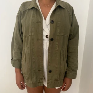 Grön Jacka - En militärgrön jacka från zara!! Passar utmärkt till våren eller kyliga sommar kvällar. 🧚🏾‍♂️🧚🏾‍♀️🧚🏻‍♂️  Köpare står för frakten.