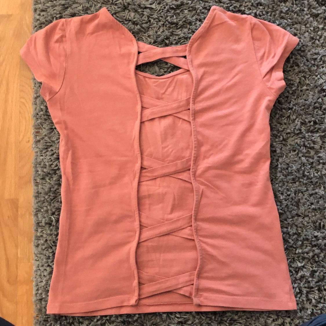 T-Shirt med ”öppen” rygg - 91