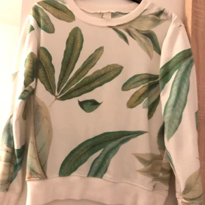 Sweatshirt  - Storlek xs. Använd 3 ggr men i väldigt bra skick