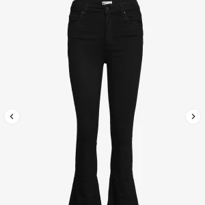 Utsvängda jeans strl s - Utsvängda jeans från Gina tricot i strl S. Sitter mycket bättre i verkligen än på bilderna. Bra skick. Första till kvarn. (Lånad bild) Köparen står för frakten om den inte är möjligt att mötas upp. Nypris 400kr