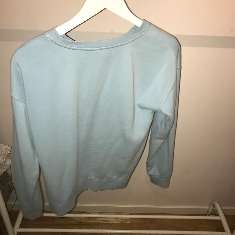 Säljer denna superfina vans crewneck då den inte längre kommer till användning!❤️köpt här på PLICK. Budgivning startar på 100kr+frakt, köparen står för frakt! Jag står ej för postens slarv!. Hoodies.