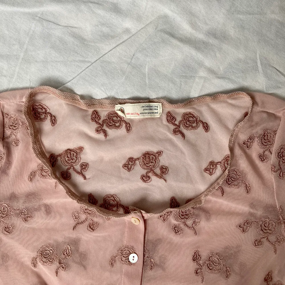 🌊 BEAUTIFUL PALE LILAC/PINK BUTTON UP MESH BLOUSE WITH LACE EMBROIDERY AND FRILLED TRIMS  • SIZE - EU 34 / XS (fits S too) • BRAND - Odd Molly • MATERIAL - Polyester  MY MEASUREMENTS • Height 161cm / 5'3