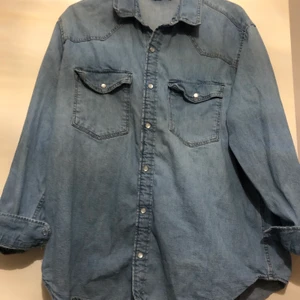 Jeansskjorta - Har använd den som en jacka då den är lite lös. Storlek M. Använd 2 gånger men är i väldigt bra skick
