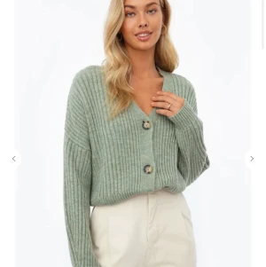 STICKAD KOFTA FRÅN CHIQUELLE - Jättefin stickad kofta från chiquelle. Säljer p.g.a inte kommit till användning. Färgen är mossgrön skulle jag säga och storleken är onesize. Nypris:399 , mitt pris:288 inkl frakt. ANVÄND 2 GÅNGER!!