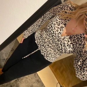 Plisserad topp  - Plisserad topp i leoparmönster från Zara. Aldrig använd 