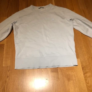 Acne tröja - Plaggets skick:9/10 använd fåtal gånger sälj pågrund av att den ej andväns.för mer bilder kom privat, köparen står för frakten!  Ny pris 2000!