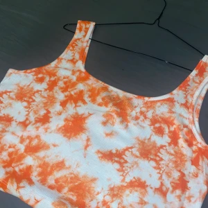 Linne topp - Linne får Shein. Snyggt tryck, storlek xl men passar L. 60kr, frakten ingår i priset.