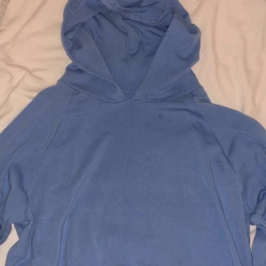 Blå hoodie från bikbok  - Storlek S, skulle säga att den passar dom flesta storlekar då den är strechig och skön. Tycker inte bilderna är rättvisa mot verkliga färgen, den är mer ljus blå och fin i verkligheten.
