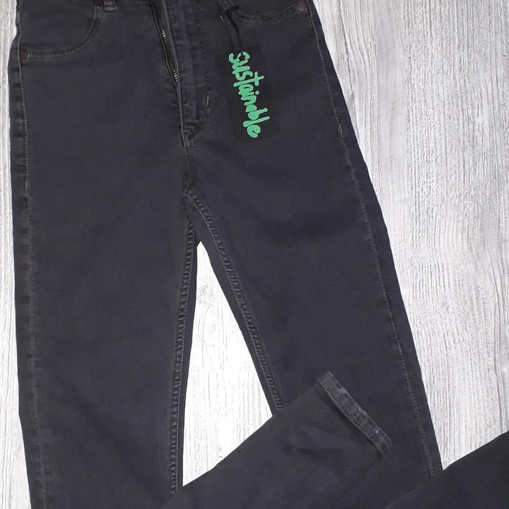 Spray on organic high spray jeans från cheaper mondey i färgen washed black. Varan är helt nytt. Jeans & Byxor.