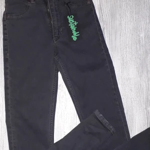 Cheap Mondey Spray on organic High Sprey washed black jeans - Spray on organic high spray jeans från cheaper mondey i färgen washed black. Varan är helt nytt