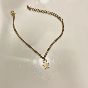 Armband - Ett guldfärgat armband med en stjärna. 30kr plus frakt ⭐️ Hör av dig vid intresse eller frågor!