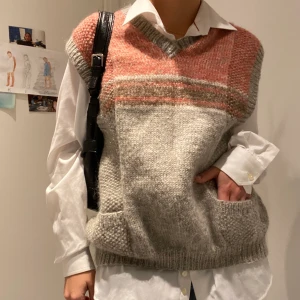 Sjukt snygg väst perfekt nu till vintern!  - Snyggaste och skönaste västen som passar till allt! Perfekt passform och färger! Frakt på 59 eller så möts vi på söder💕💋 västen passar på mig som har S