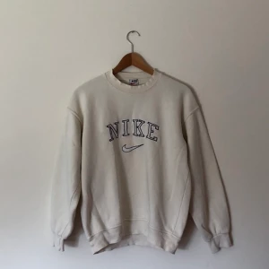Nike sweatshirt  - Nike tröja köpt för länge sedan på depop fint skick 💓 säljer då den inte kommer till användning