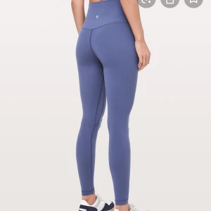 Lululemon träningsbyxor - Säljer mina gamla lululemon byxor då de inte kommer till någon användning. Väldigt bra skick då de är använda ett fåtal gånger. Sitter jättesnyggt. Nypris 1400, köpta i USA