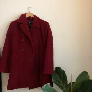 Säljer min älskade röda kappa från Part Two❣️  tveka inte att höra av dig vid frågor, funderingar eller önskemål🌟 frakt tillkommer🌼