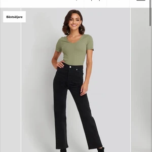 Raka Jeans - Snygga Jeans från NAKD i storlek 34! Passar även 36. Ny skick, använda 10 gånger. Inga defekter! Jättefina 💞 