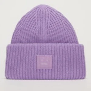 Acne mössa - Köpt förra vintern bara använd en gång för kort! Ny pris 1100kr bud från 500 plus frakt!