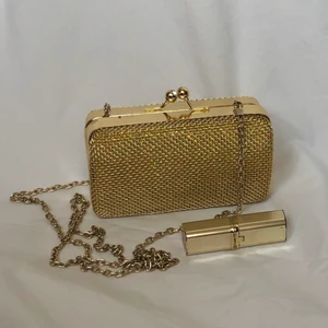 ✨Lil golden bag✨ - En liten söt och glimmrande guldväska med en kedja som går över axeln eller över kroppen✨ läppstiftet är med för att visa storleken✨ frakt ingår ej utan kostar 42kr✨skriv om det finns några frågor✨