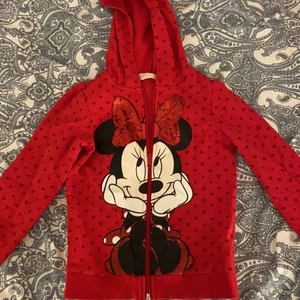 Kofta med Mimmi tryck - En röd kofta med mimmi tryck på från H&M till barn från ca 6-8 år (strl 122-128)