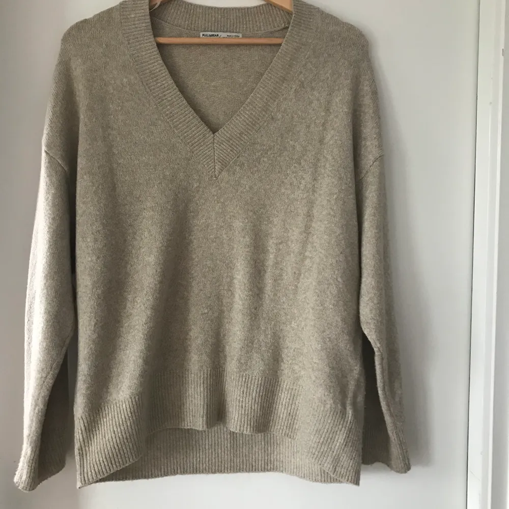 Beige stickad tröja från pull&bear, knappt använd. Köparen står för frakt. . Stickat.