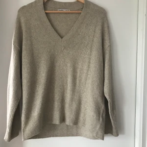 Stickad tröja - Beige stickad tröja från pull&bear, knappt använd. Köparen står för frakt. 