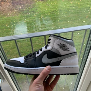 Jordan 1 Mid White Shadow EU43 - Jordan 1 Mid White Shadow. Brand new med allt original. Slutsålda worldwide. EU43