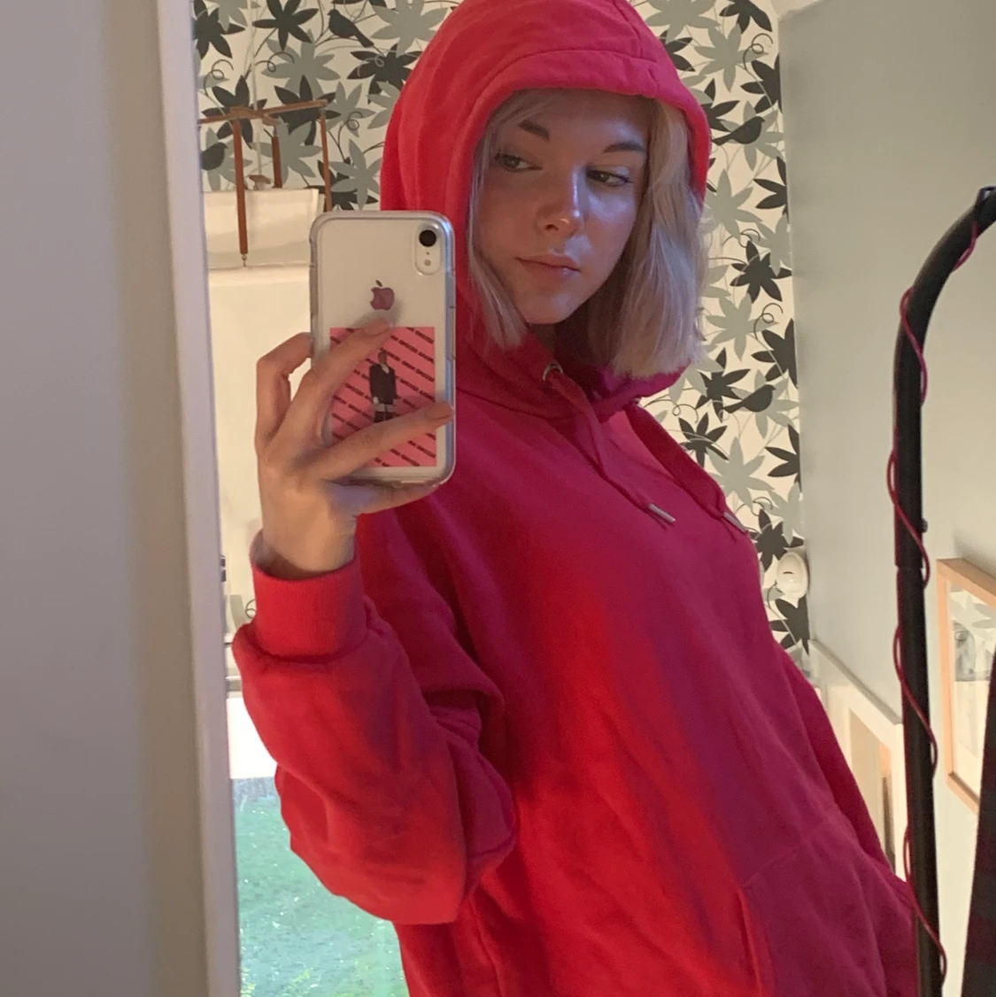 Skrikrosa hoodie i bra skick