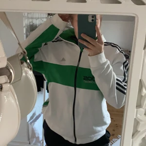 Adidas kofta  - Väldigt skön och varm adidas kofta i storleken L sitter som M 💚  Den är grön och vit med svarta detaljer 💚 (frakten står man för själv) 