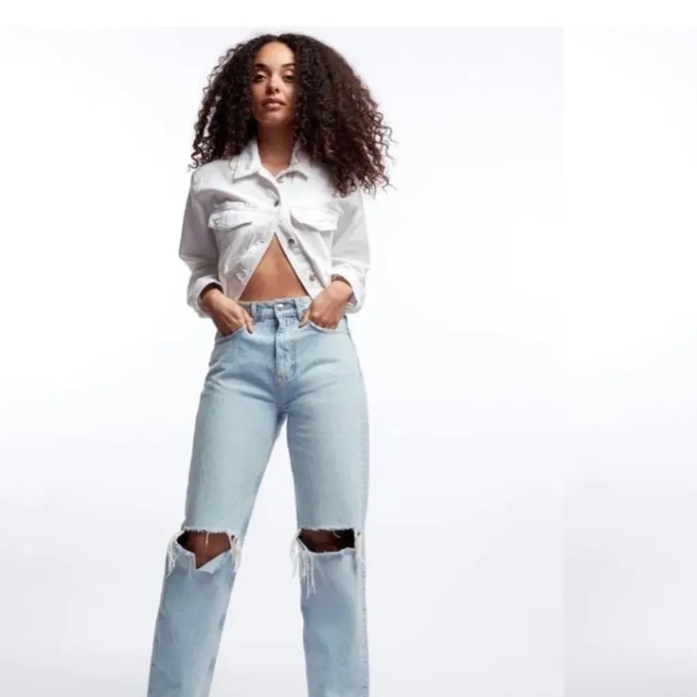 Jätte snygga och trendiga jeans från Gina tricot med slitningar! Jätte skönt material och i bra skick. Högsta bud 370kr med frakt . Jeans & Byxor.