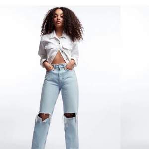 Jätte snygga och trendiga jeans från Gina tricot med slitningar! Jätte skönt material och i bra skick. Högsta bud 370kr med frakt 
