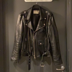 Deadwood skinnjacka  - Säljer min älskade skinnjacka från Deadwood. Jackan är gjort av mjukt återvunnet läder. 