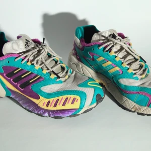 Adidas sneakers - Storlek 38.5. Sparsamt använda (se litet slitage på bild 3) nypris 1200kr