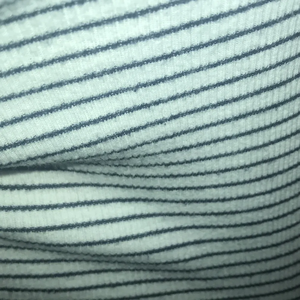 Superskön å stretchig randig tröja från H&M. Köpte den ca 2-3 år sedan och har använt den en del men ändå är den i väldigt gott skick. Den sitter snyggt på kroppen och är i ett skönt material. T-shirts.